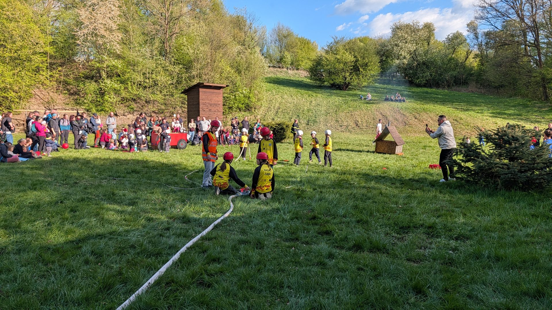 Ukázka zásahu mladých hasičů na louce v Březovci
