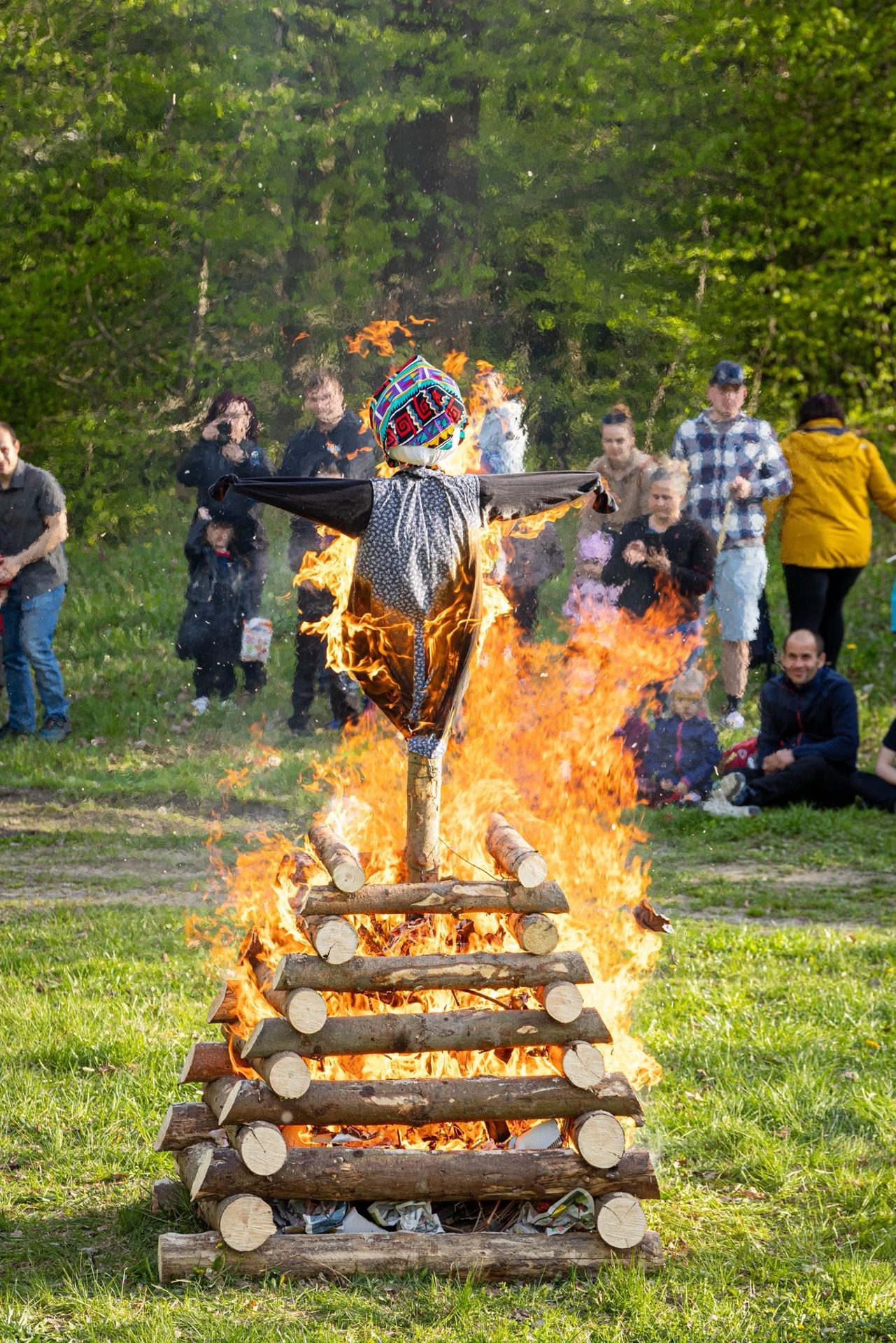 Zapálená vatra s čarodějnicí v Březovci