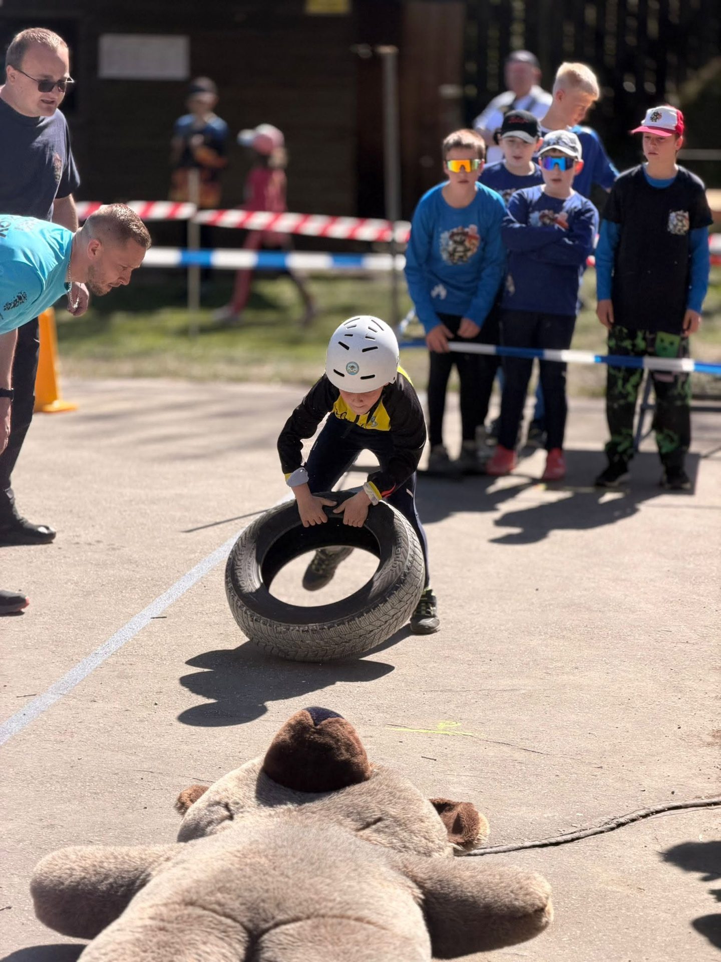 Závodník zvedá pneumatiku na trati TFA