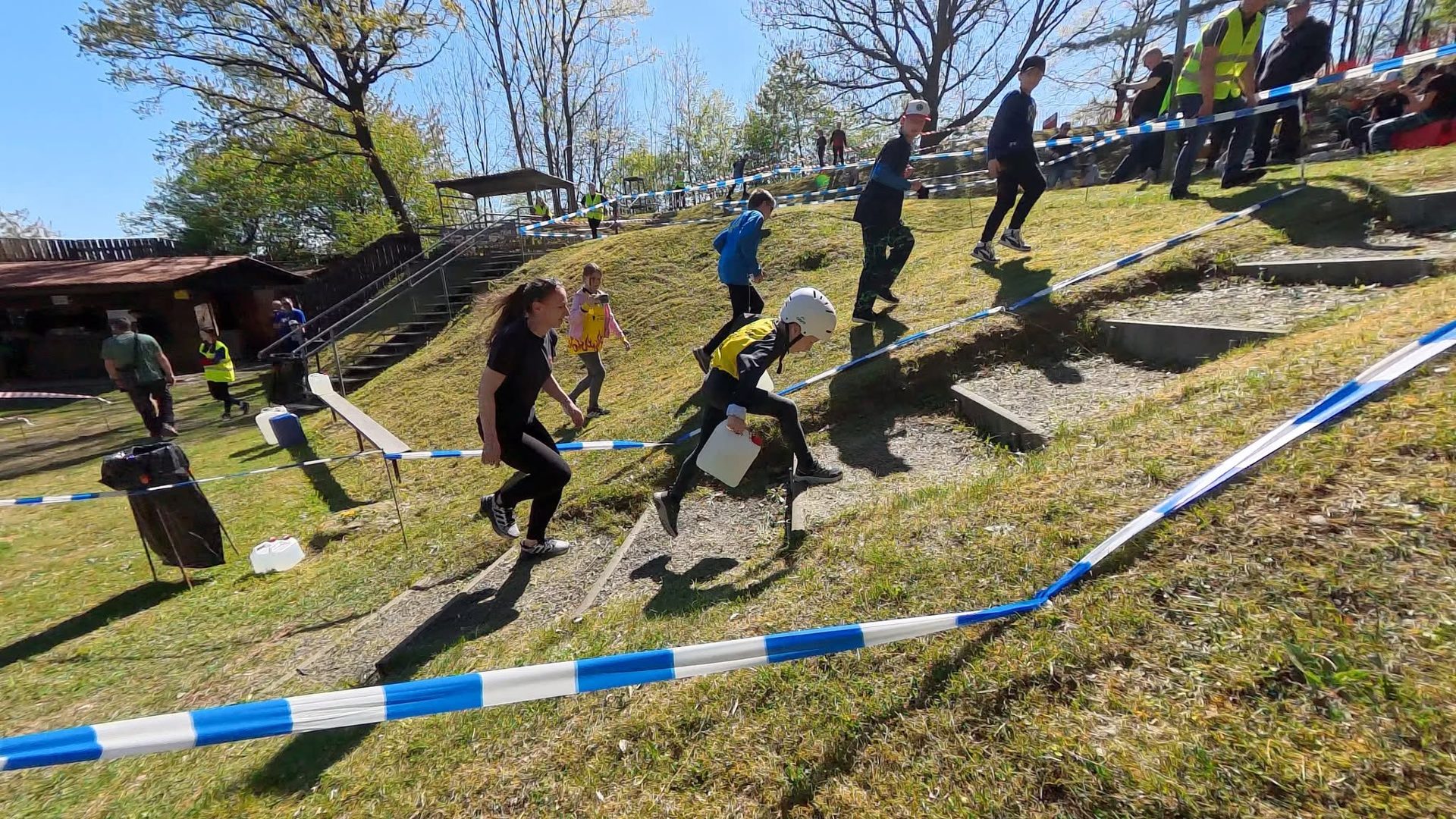 Děti při překonávání schodů na závodní trati