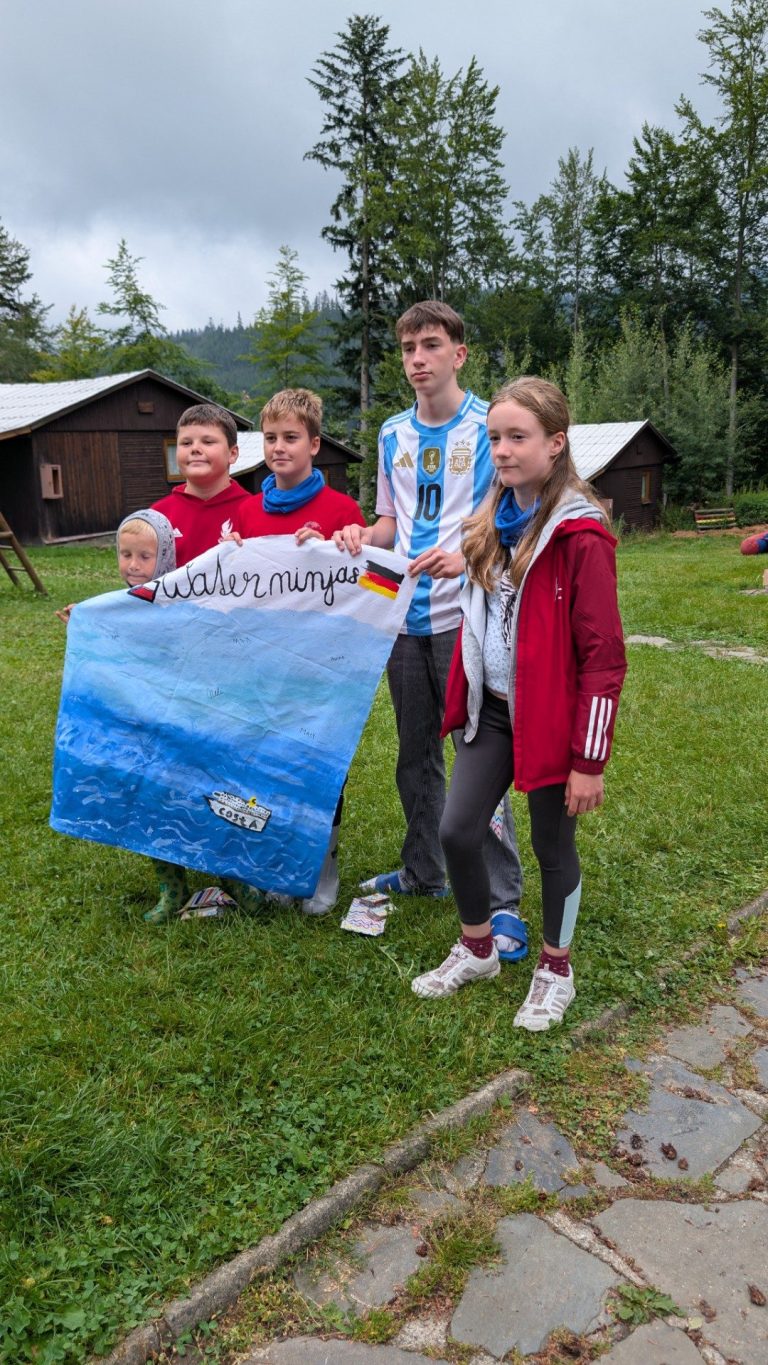 Táborový tým Voda s vlastní vlajkou