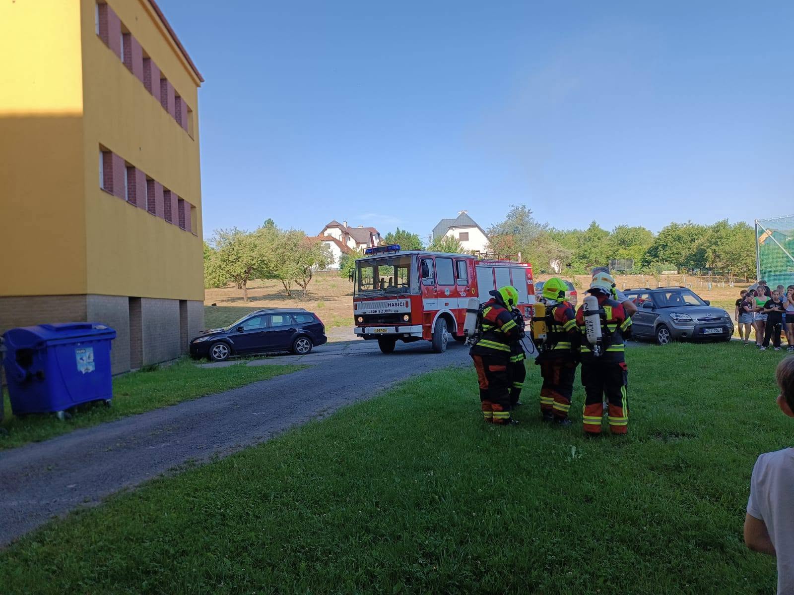 Hasiči při cvičení před budovou Základní školy Zubří
