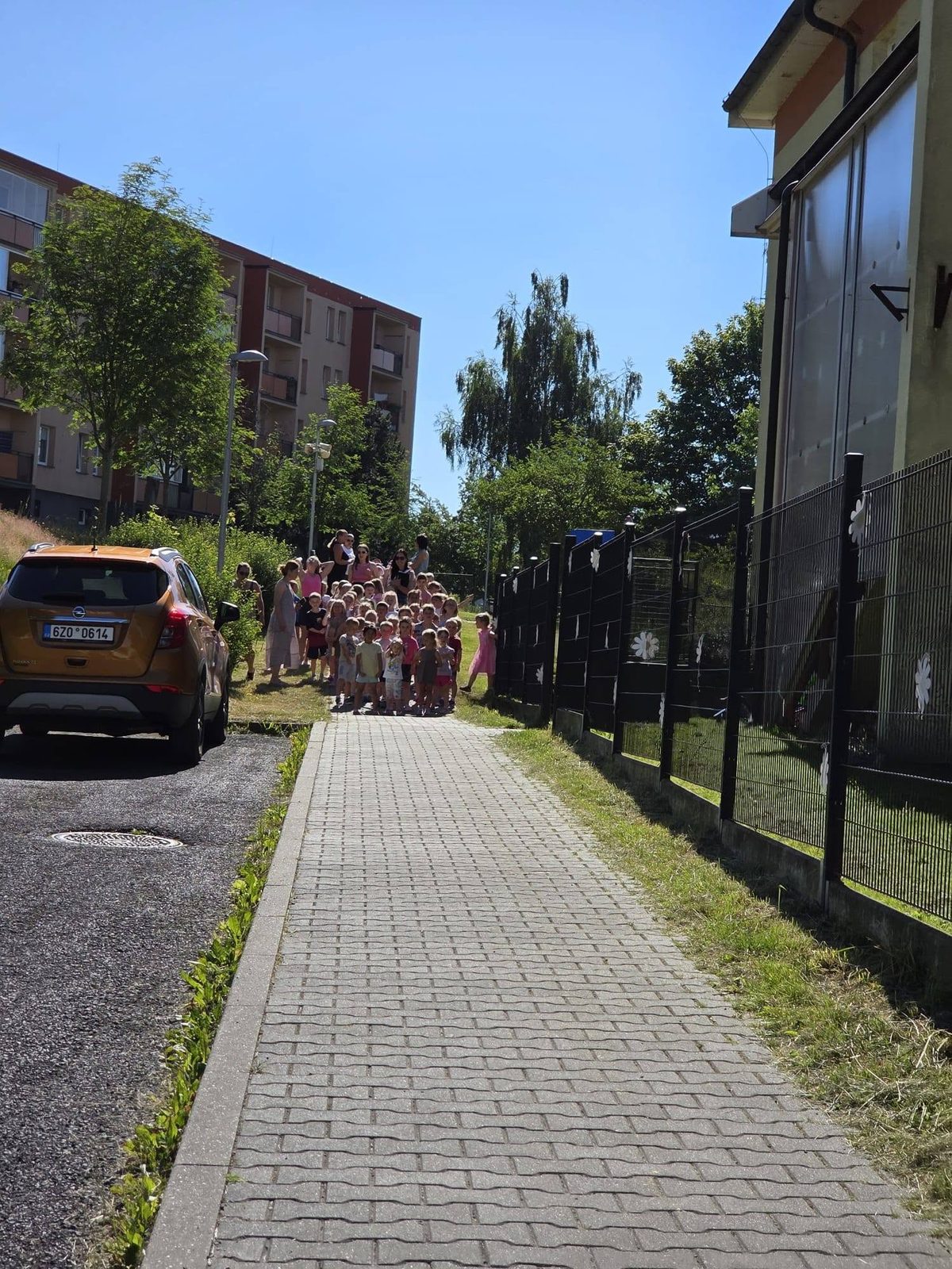 Děti opouštějí mateřskou školu při cvičném požárním poplachu