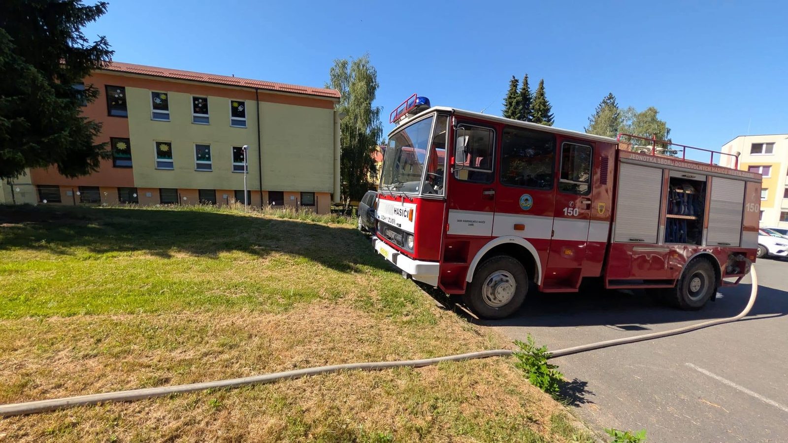 Hasičská cisterna LIAZ před mateřskou školou na Sídlišti